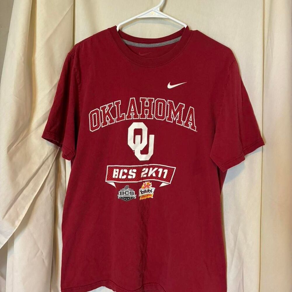 Nike Men's Burgundy and Red T-shirt